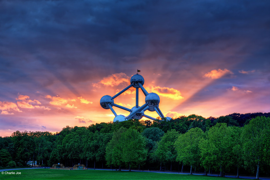 Het Atomium in Brussel bij zonsondergang