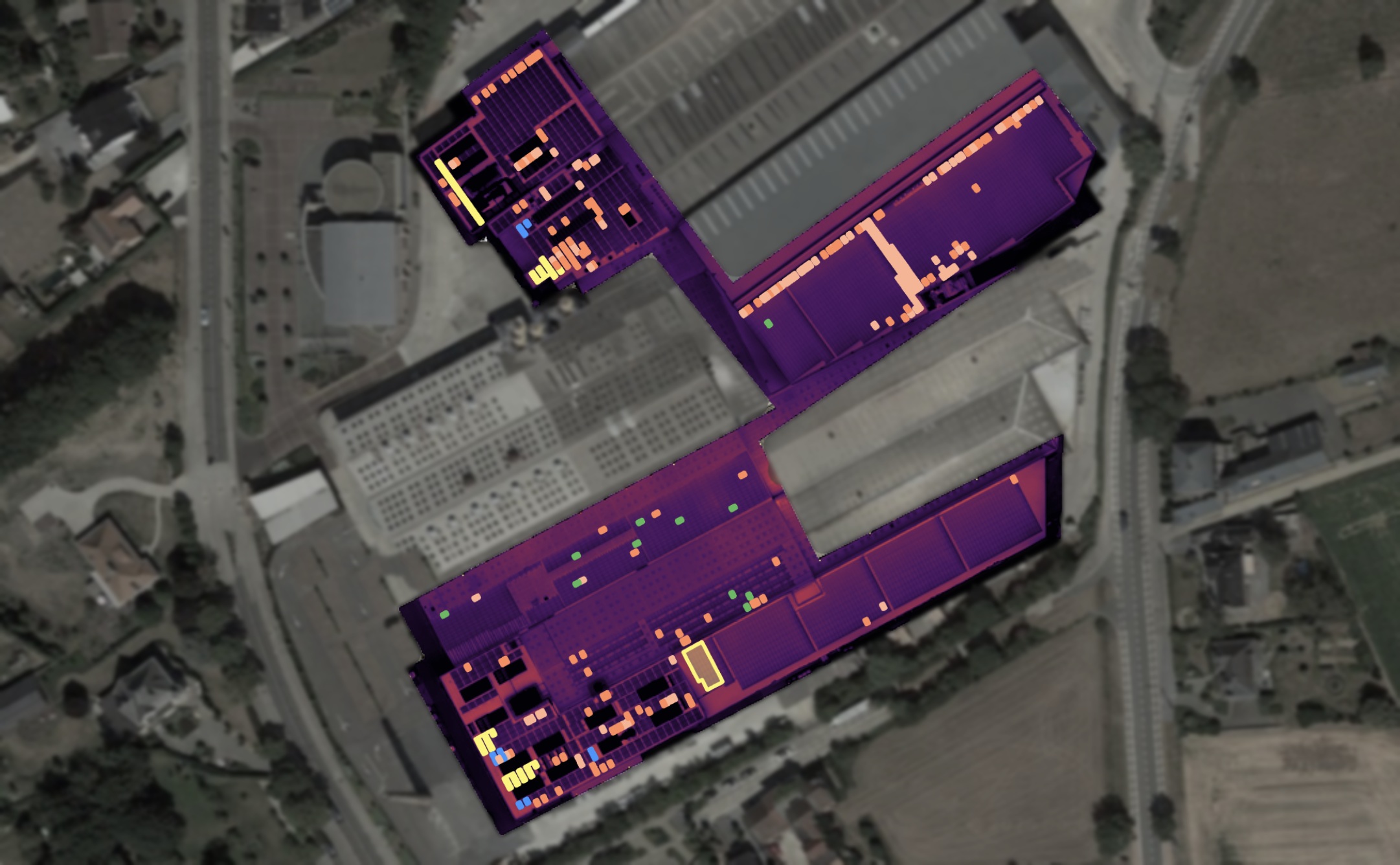 Warmtebeeld van een bedrijfsdak met zonnepanelen waarop afwijkende panelen gekleurd zijn gemarkeerd