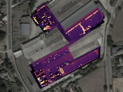 Warmtebeeld van een bedrijfsdak met zonnepanelen waarop afwijkende panelen gekleurd zijn gemarkeerd
