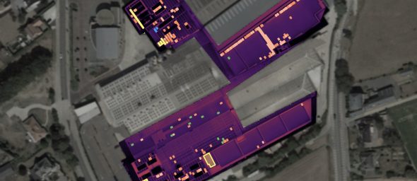 Warmtebeeld van een bedrijfsdak met zonnepanelen waarop afwijkende panelen gekleurd zijn gemarkeerd